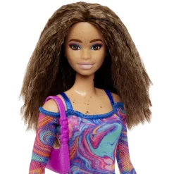 MATTEL Muñecas*Barbie - Muñeca Fashionista con vestido estampado mármol y accesorios de moda ㅤ