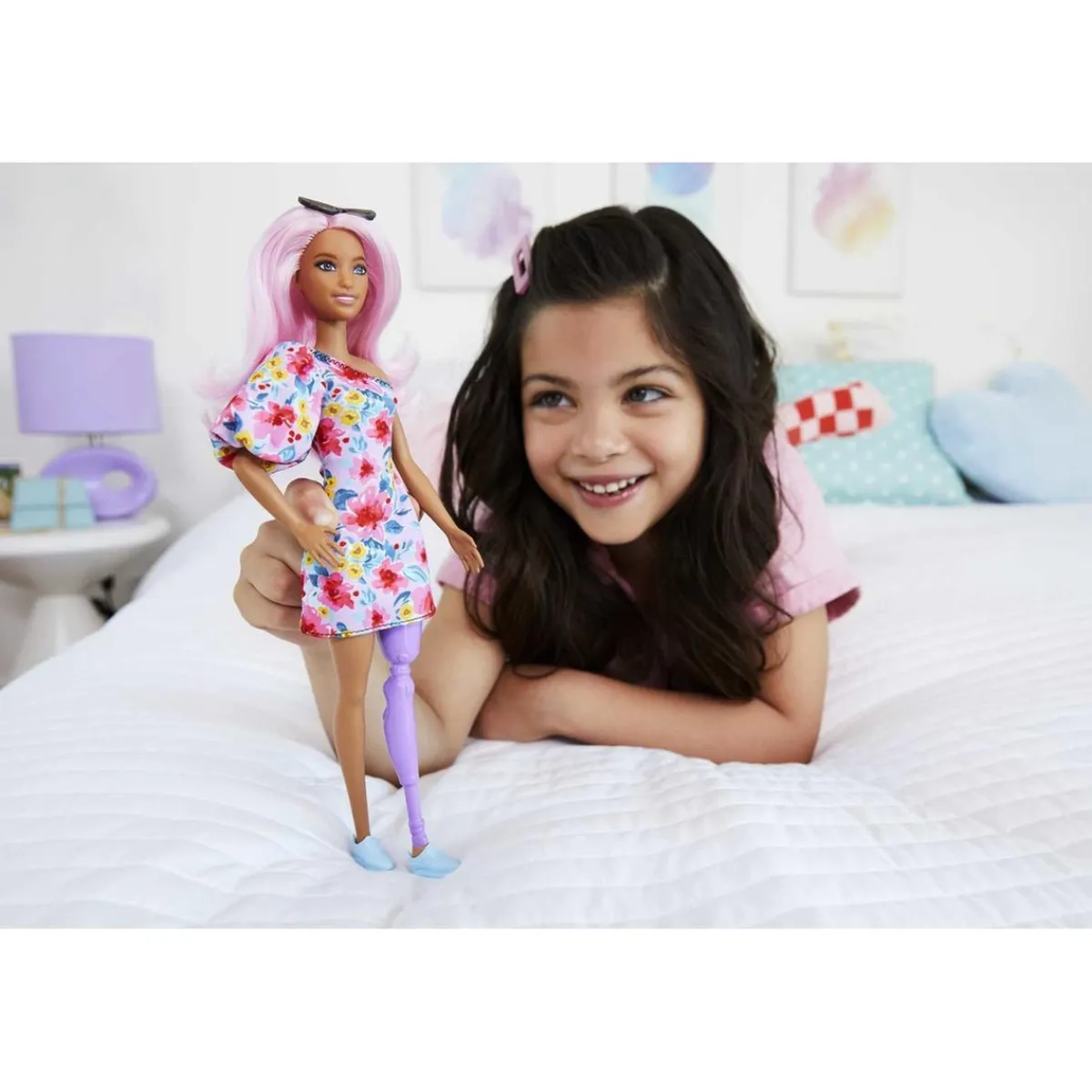 MATTEL Muñecas*Barbie - Muñeca Fashionista con Gafas y Vestido Floral ㅤ