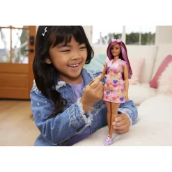 MATTEL Muñecas*Barbie - Muñeca Fashionista con vestido de corazones y accesorios de moda ㅤ