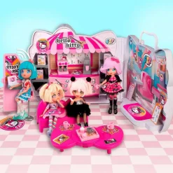 FAMOSA Muñecas*Cafetería de Hello Kitty