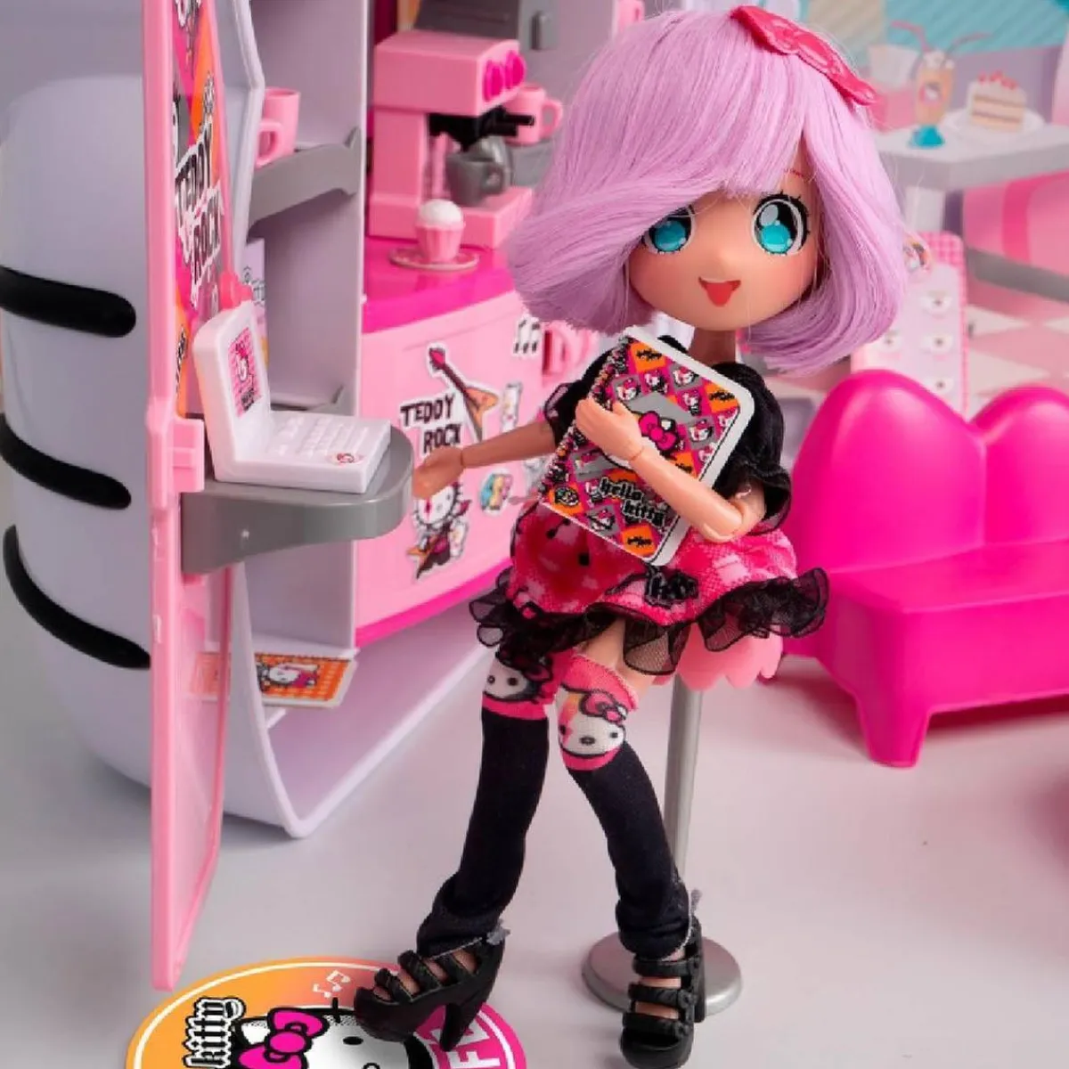 FAMOSA Muñecas*Cafetería de Hello Kitty