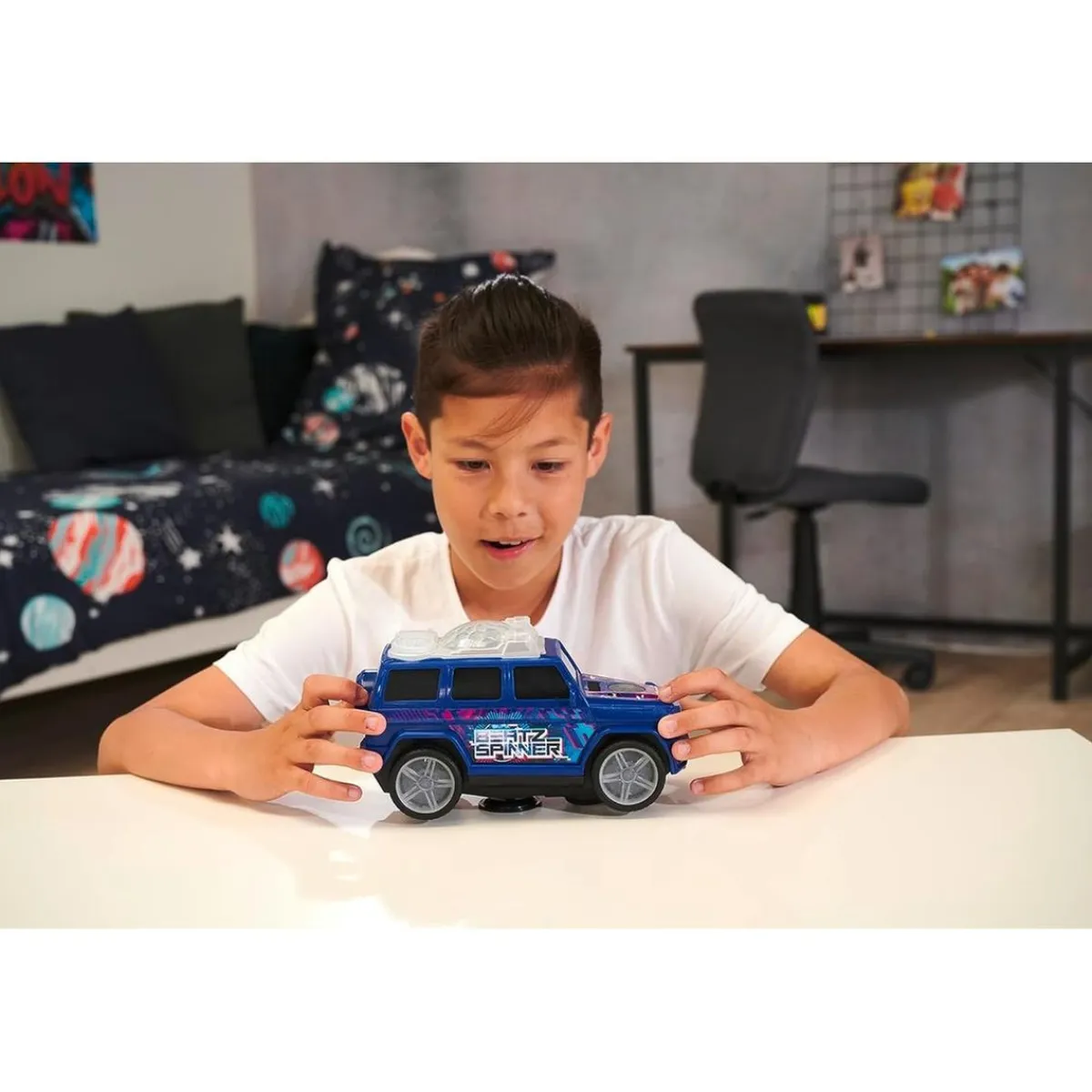 FUNKO UK LIMITED Vehículos Y Circuitos*Coche de juguete con luces intermitentes, música y giros, incluye pilas ㅤ