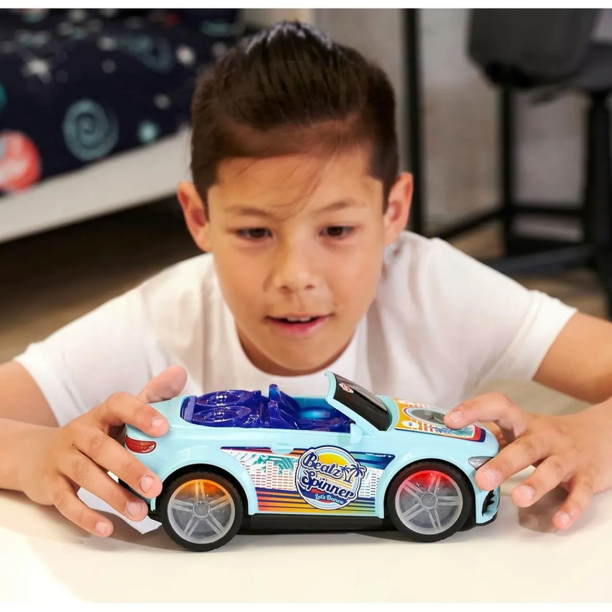 FUNKO UK LIMITED Vehículos Y Circuitos*Coche de juguete con luces intermitentes, música y giros, incluye pilas ㅤ