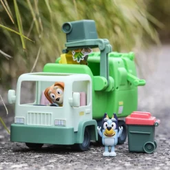 FAMOSA Coleccionables Y Mini Mundos*- Bluey - Camión de juguete educativo sobre reciclaje con figura de perrito y accesorios ㅤ