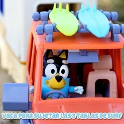 FAMOSA Coleccionables Y Mini Mundos*- Bluey - Vehículo de vacaciones con tablas de surf y figurita articulada ㅤ