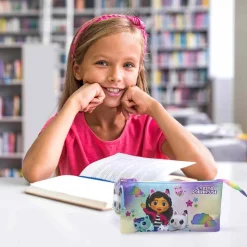 C Y P BRANDS Material Escolar*Gabby's Dollhouse - Portatodo triple - Colección Up