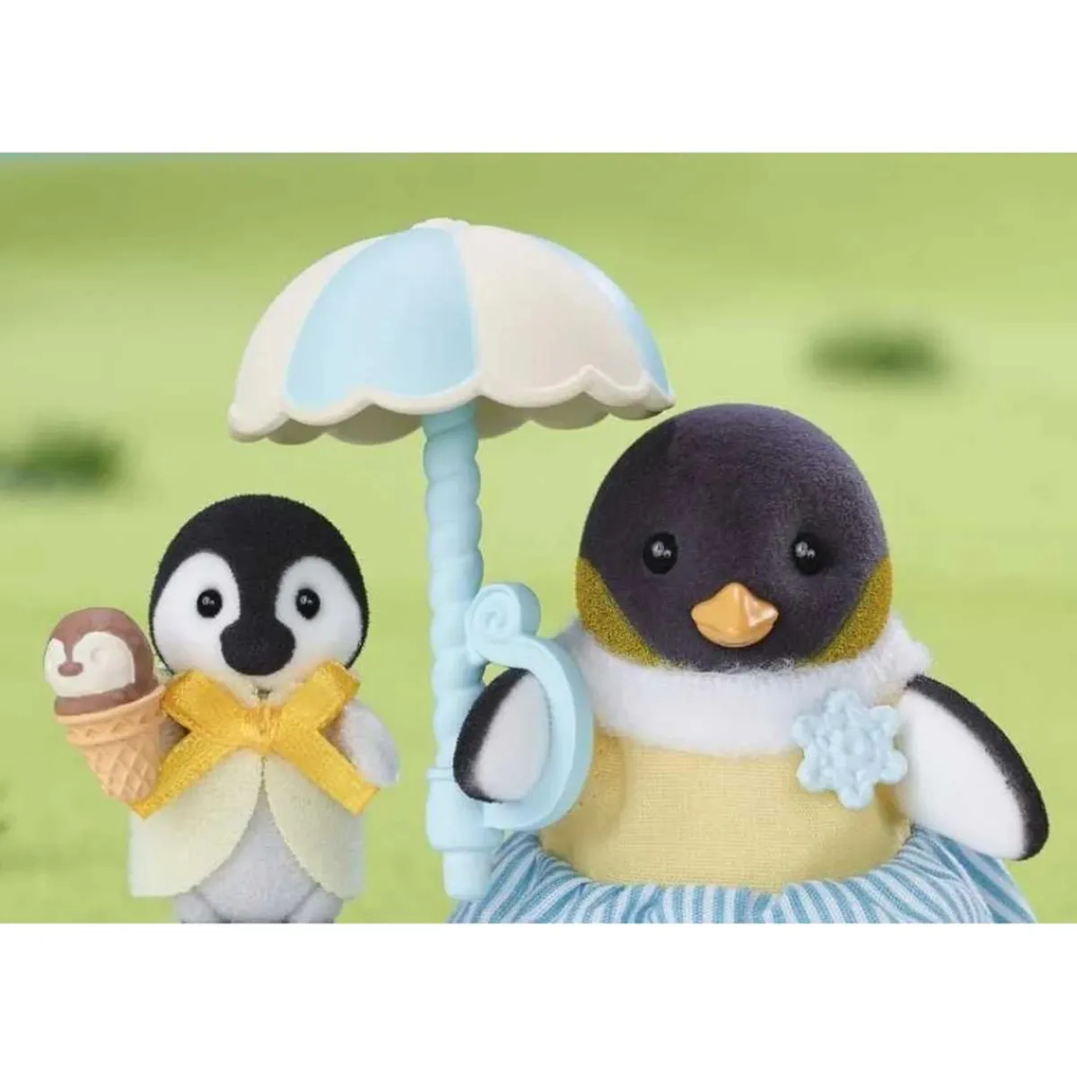 EPOCH PARA IMAGINAR S.L. Coleccionables Y Mini Mundos*Sylvanian Families - Familia Pingüino: casa de muñecas y paseo familiar